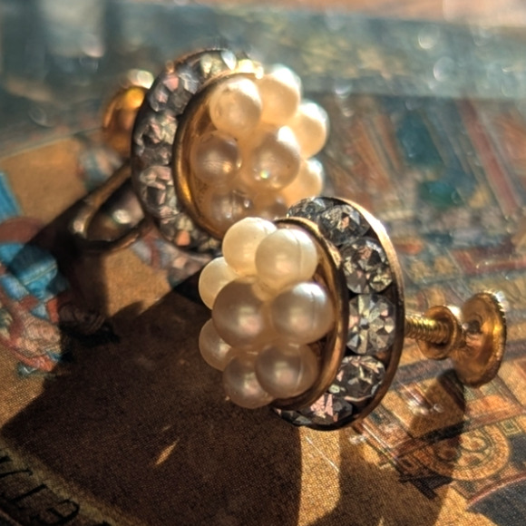 Vintage Gold tone screw-back earrings with glassine pearls and rhinestones - Picture 1 of 3